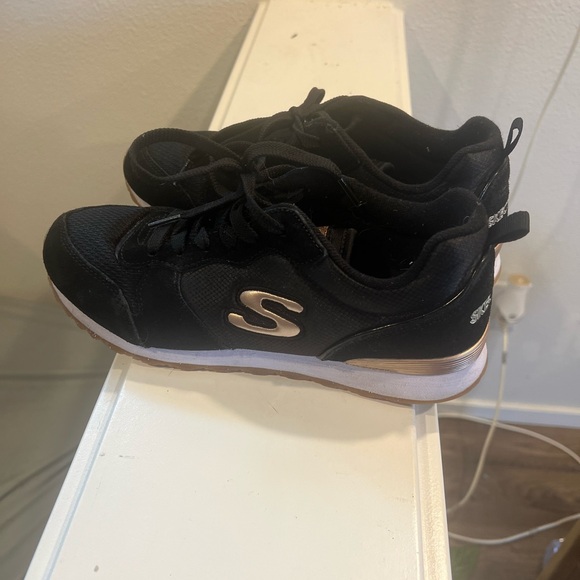 SKECHERS. Size 9 black sneakers - Picture 3 of 4